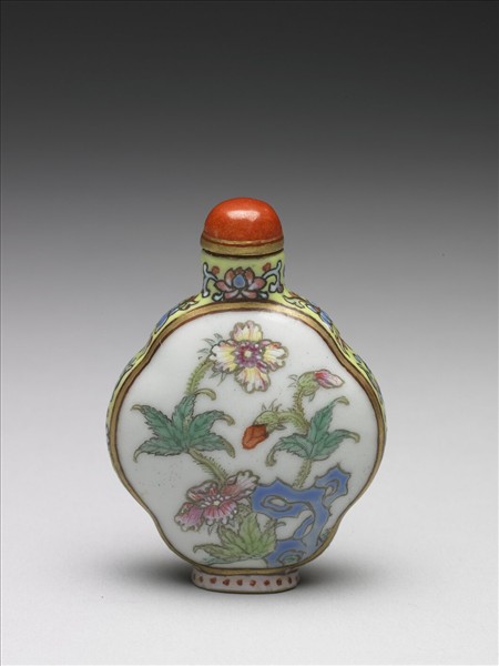 粉彩花卉紋鼻煙壺