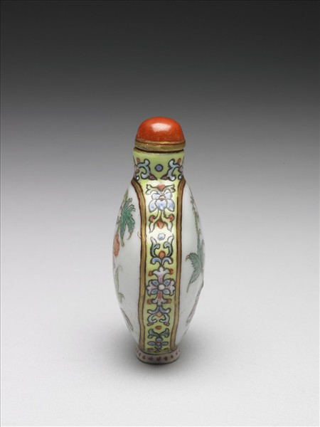 粉彩花卉紋鼻煙壺