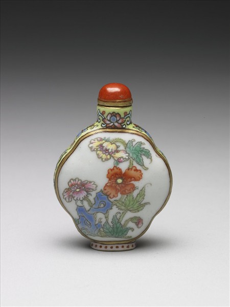粉彩花卉紋鼻煙壺
