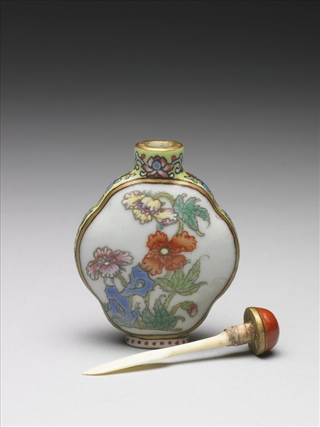 粉彩花卉紋鼻煙壺