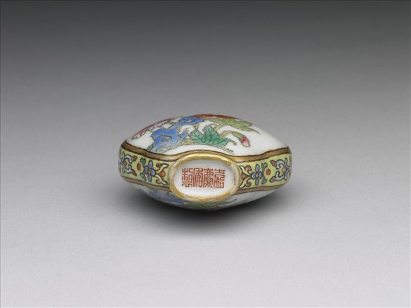 粉彩花卉紋鼻煙壺