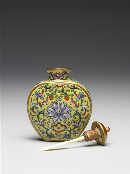 粉彩黃地纏枝花卉紋鼻煙壺