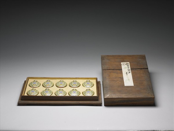 粉彩黃地纏枝花卉紋鼻煙壺