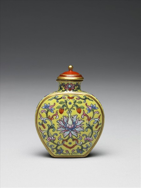 粉彩黃地纏枝花卉紋鼻煙壺