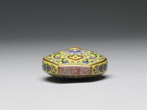 粉彩黃地纏枝花卉紋鼻煙壺