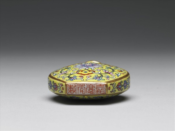 粉彩黃地纏枝花卉紋鼻煙壺