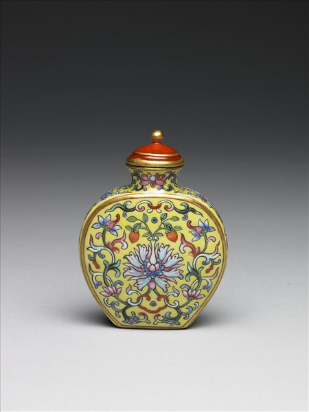 粉彩黃地纏枝花卉紋鼻煙壺