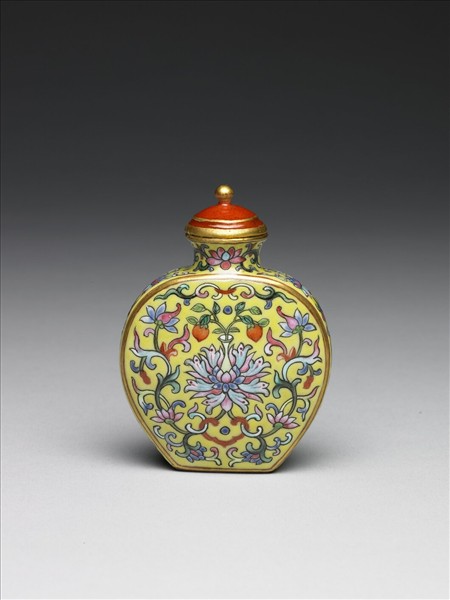粉彩黃地纏枝花卉紋鼻煙壺
