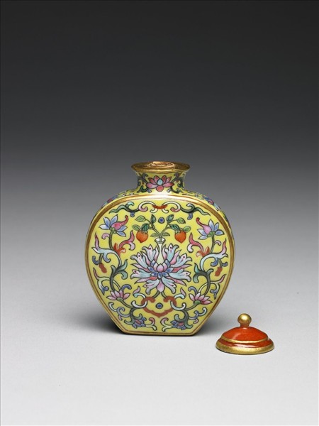 粉彩黃地纏枝花卉紋鼻煙壺