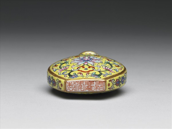粉彩黃地纏枝花卉紋鼻煙壺