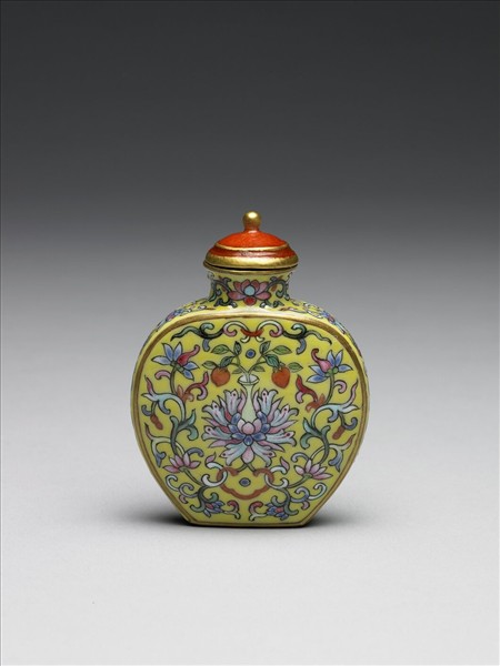 粉彩黃地纏枝花卉紋鼻煙壺