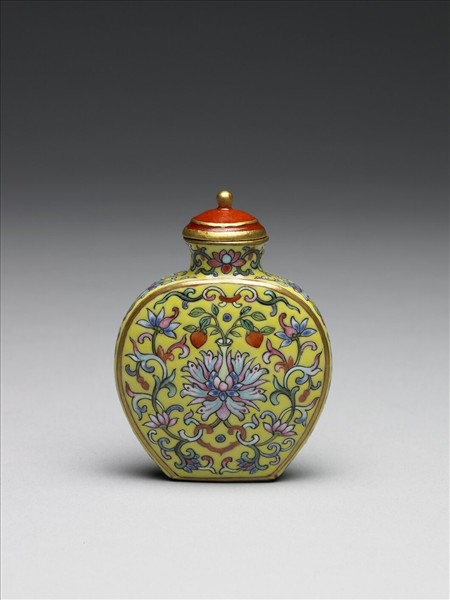 粉彩黃地纏枝花卉紋鼻煙壺