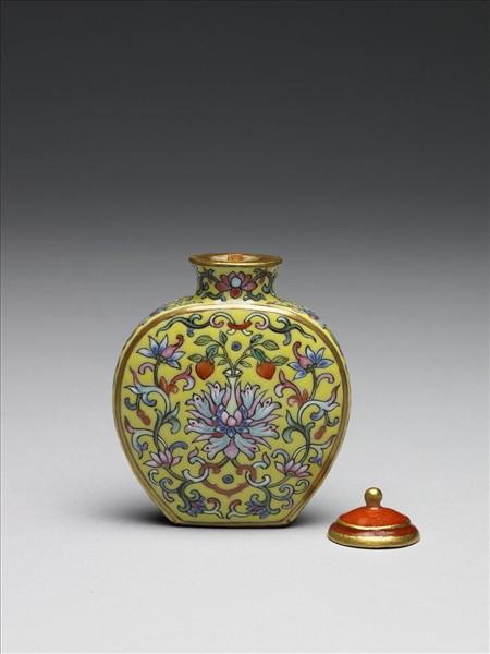 粉彩黃地纏枝花卉紋鼻煙壺