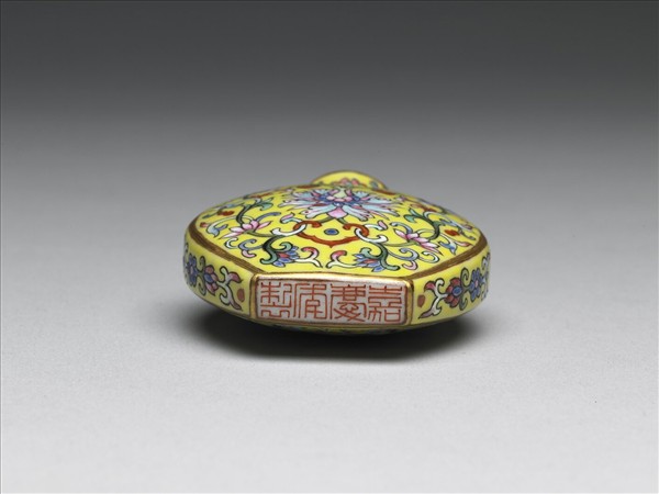 粉彩黃地纏枝花卉紋鼻煙壺