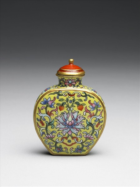 粉彩黃地纏枝花卉紋鼻煙壺