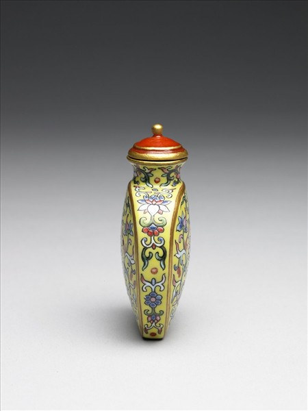 粉彩黃地纏枝花卉紋鼻煙壺