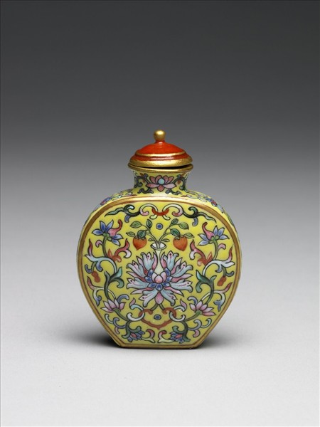 粉彩黃地纏枝花卉紋鼻煙壺