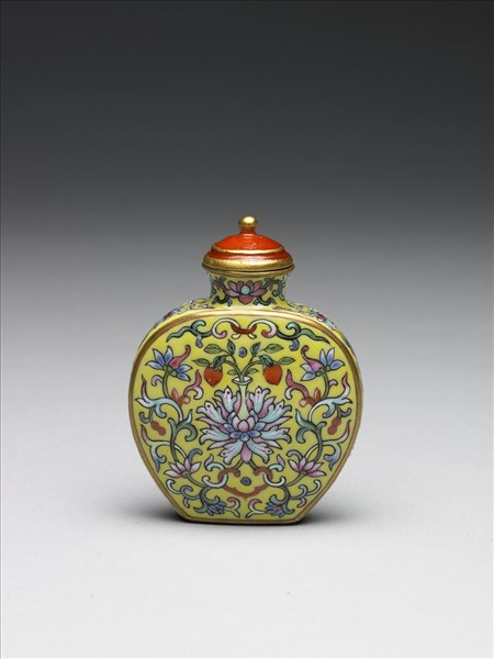 粉彩黃地纏枝花卉紋鼻煙壺