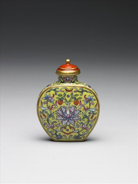 粉彩黃地纏枝花卉紋鼻煙壺