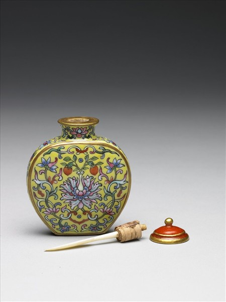 粉彩黃地纏枝花卉紋鼻煙壺