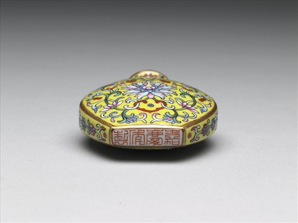 粉彩黃地纏枝花卉紋鼻煙壺