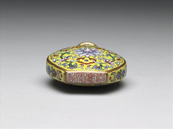 粉彩黃地纏枝花卉紋鼻煙壺