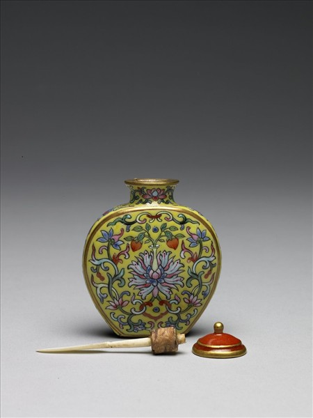 粉彩黃地纏枝花卉紋鼻煙壺