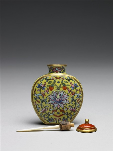 粉彩黃地纏枝花卉紋鼻煙壺