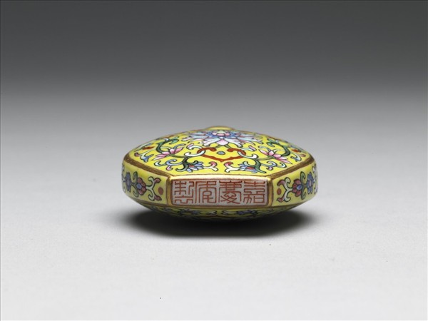 粉彩黃地纏枝花卉紋鼻煙壺