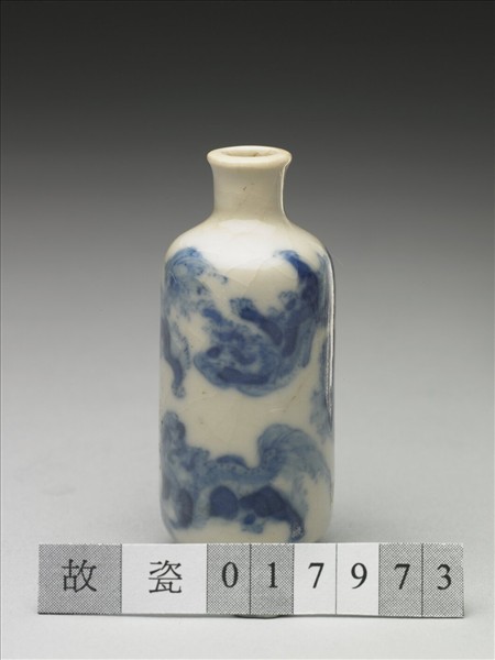 青花瓷獅子滾繡球紋鼻煙壺