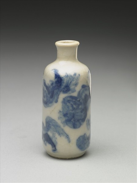 青花瓷獅子滾繡球紋鼻煙壺