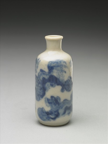 青花瓷獅子滾繡球紋鼻煙壺