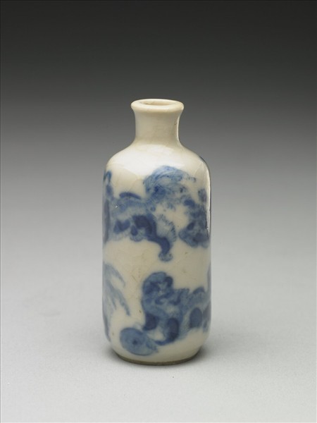 青花瓷獅子滾繡球紋鼻煙壺