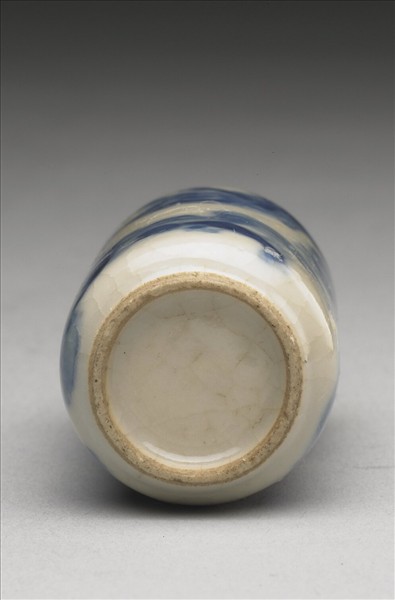 青花瓷獅子滾繡球紋鼻煙壺