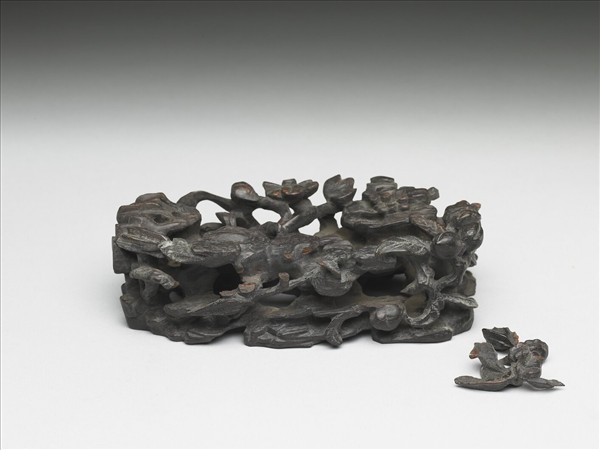 湖石花卉紋木座