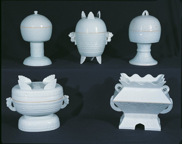 白瓷劃花雷紋豆