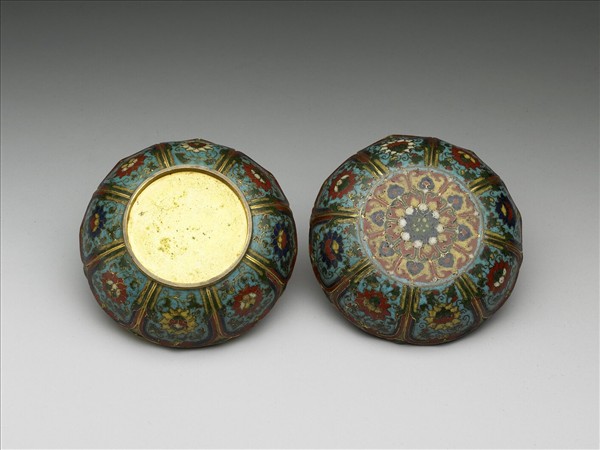 掐絲琺瑯番蓮紋盒