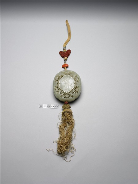 玉鏤雕博古花卉圖香盒