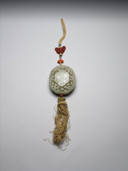 玉鏤雕博古花卉圖香盒