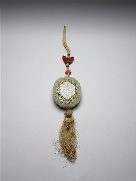 玉鏤雕博古花卉圖香盒