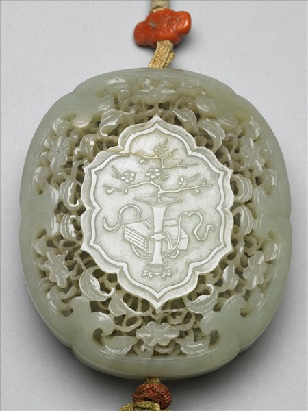 玉鏤雕博古花卉圖香盒