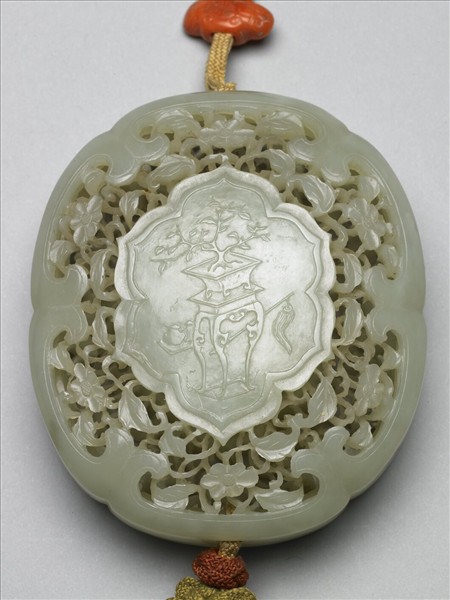 玉鏤雕博古花卉圖香盒