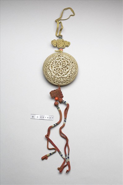 玉鏤雕五福連連香盒