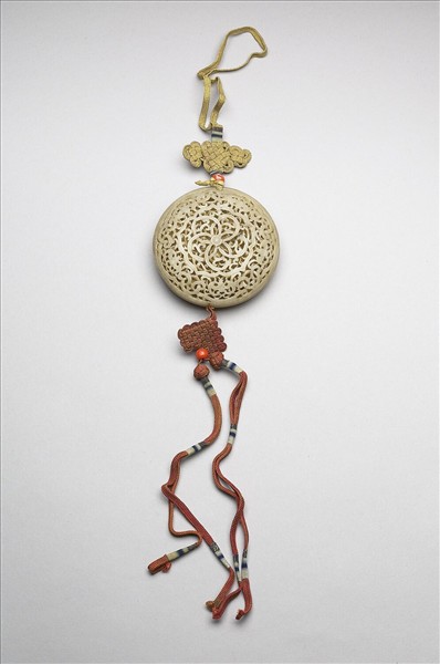 玉鏤雕五福連連香盒