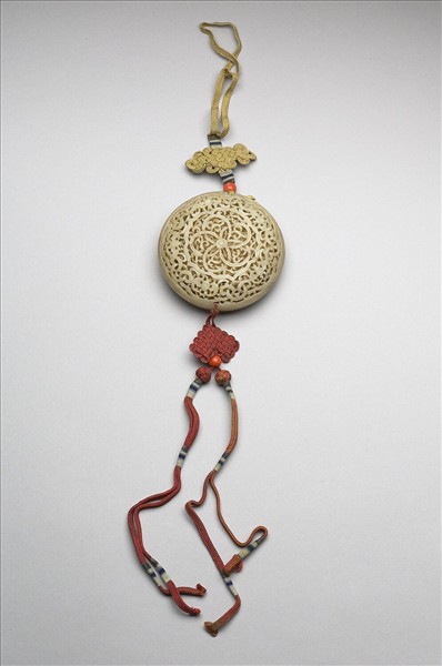 玉鏤雕五福連連香盒