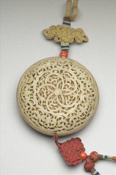 玉鏤雕五福連連香盒