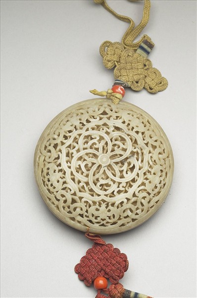 玉鏤雕五福連連香盒