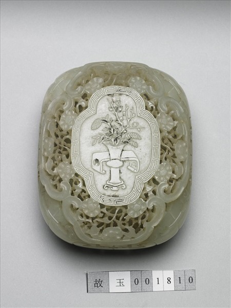 玉鏤雕博古花卉圖香盒