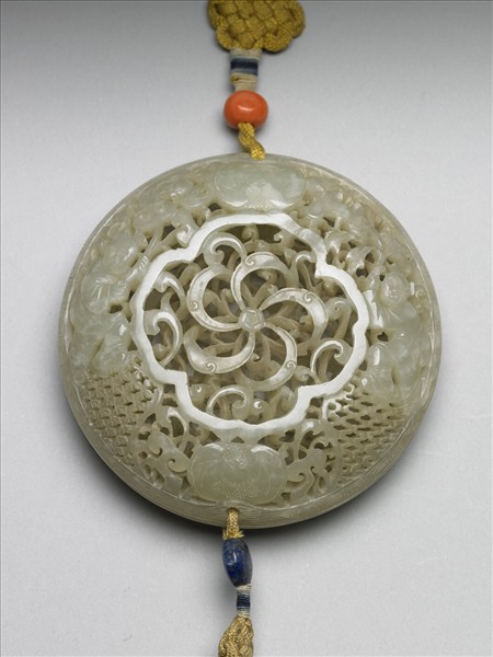 玉鏤雕和合二仙圖香盒