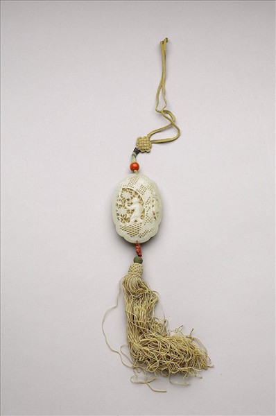 玉鏤雕人物香盒